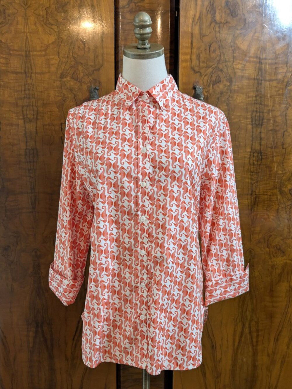Chico's No Iron Shirt M 1 Coral Seahorse Animal Print Blouse Coastal Folded Cuff